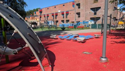 Leikkipaikka Ahvenispuistossa.