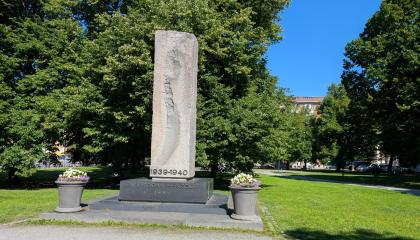 Talvisodan muistomerkki Emil Aaltosen puistossa.