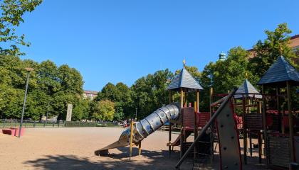 Leikkipaikka Emil Aaltosen puistossa.