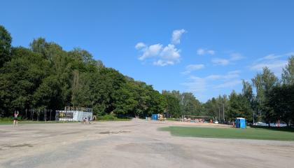 Eteläpuiston hiekkakenttä.