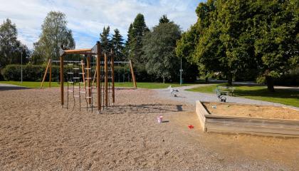 Härmälänpuiston leikkipaikan välineitä.