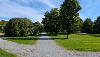 Härmälänpuiston puistokäytäviä.