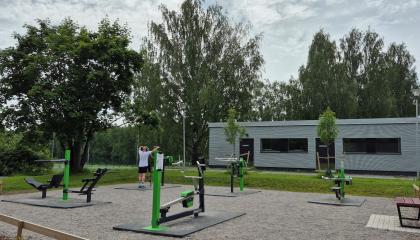 Isolammenpuiston ulkokuntosalin laitteita.