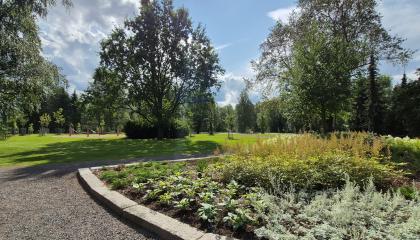 Järvensivunpuiston kukkaistutuksia.