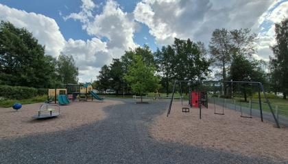 Järvensivunpuiston leikkipaikka.