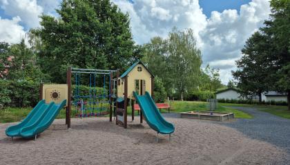 Järvensivunpuiston leikkipaikka.