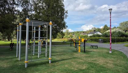 Järvensivunpuiston ulkokuntoilupaikan välineitä.