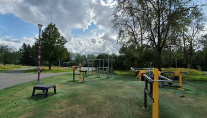 Järvensivunpuiston ulkokuntoilupaikan välineitä.