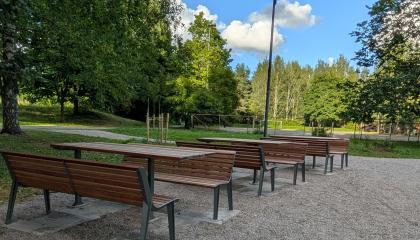 Kalevan keskuspuiston penkkejä ja pöytiä.