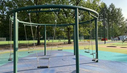 Kiovanpuiston leikkipaikan keinu.