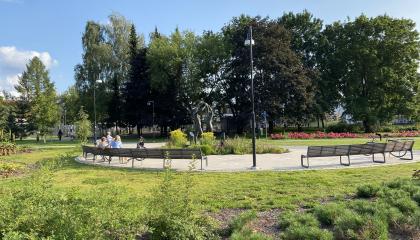 Ystävyyskaupunkiveistos Kiovanpuiston aukiolla.