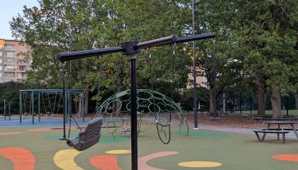 Kiovanpuiston leikkipaikan välineitä.