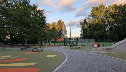 Kiovanpuiston leikkipaikan välineitä ja pelikenttä.