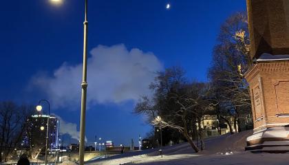 Kirjastonpuisto talvella, luminen penkki.