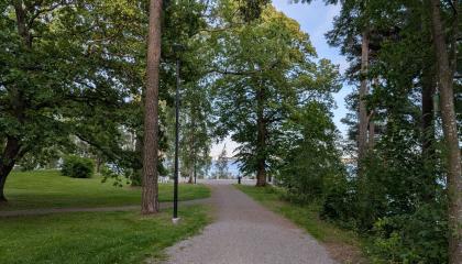 Lielahden kartanopuiston puistokäytävää, taustalla Näsijärvi.