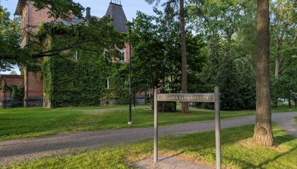 Lielahden kartanopuiston kyltti, taustalla Lielahden kartano.