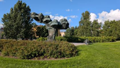 Kalevala-muistomerkki Liisanpuistossa.