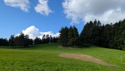 Näyttämönpuiston nurmea ja frisbeegolfrata.