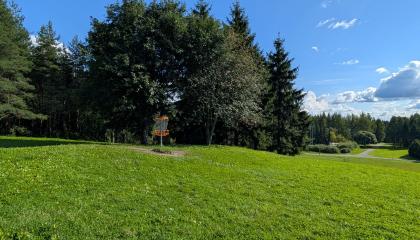 Näyttämönpuisto ja frisbeegolf-kori.