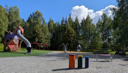 Näyttamönpuiston leikkipaikka.