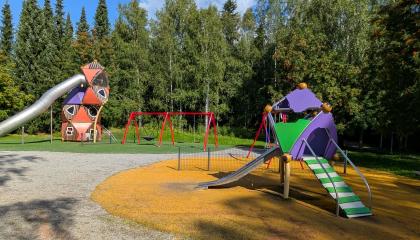 Näyttamönpuiston leikkipaikan välineitä..