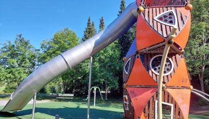 Näyttamönpuiston leikkipaikan liukumäki.