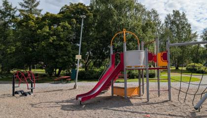 Perkiönpuiston leikkipaikka.