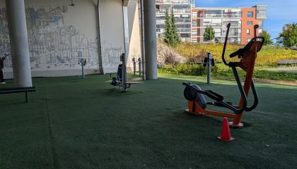 Ratinanniemen ulkokuntosalin välineitä Ratinan sillan alla.