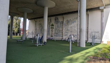 Ratinanniemen ulkokuntosalin välineitä Ratinan sillan alla.