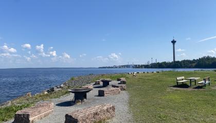 Santalahden rantapuiston grillauspaikka.