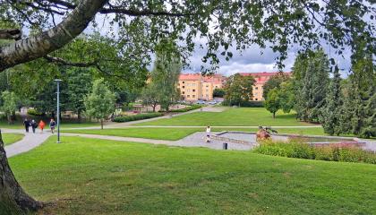 Näkymä Saukonpuistosta, taustalla suihkukaivoveistos.