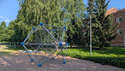 Saukonpuiston leikkivälineitä.