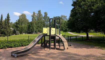 Saukonpuiston leikkivälineitä.