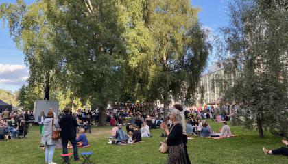 Ihmisiä Sorsapuistossa kuuntelemassa konserttia.