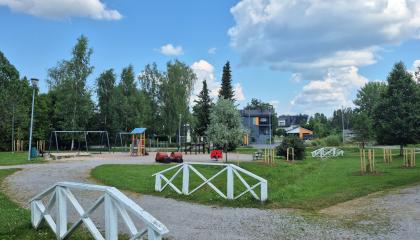 Tanhuanpuiston leikkipaikka, etualalla kaiteet.