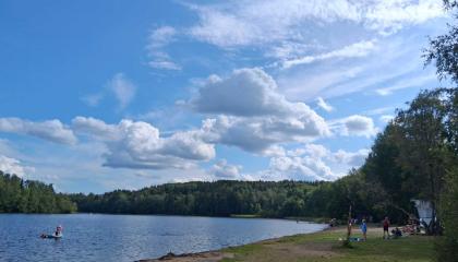 Tohlopin uimarantaa.