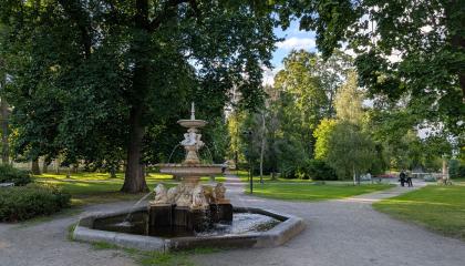 Suihkulähde Wilhelm von Nottbeckin puistossa.