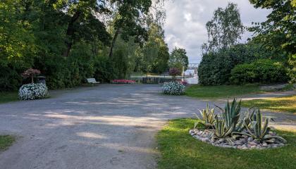 Wilhelm von Nottbeckin puiston käytäviä ja kukkaistutuksia.