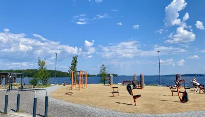 Niemenrannan ulkokuntosalin välineitä.