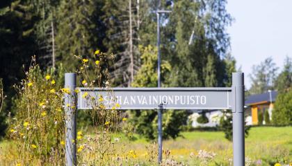 Sahanvainionpuiston nimikyltti.