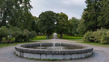Pyöreä suihkulähde Atlaspuistossa.