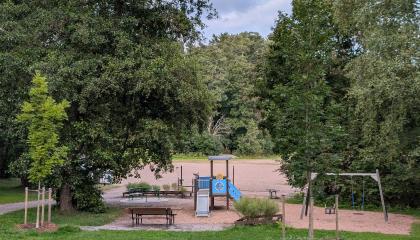 Keinut ja liukumäki Atlaspuiston leikkipaikalla.