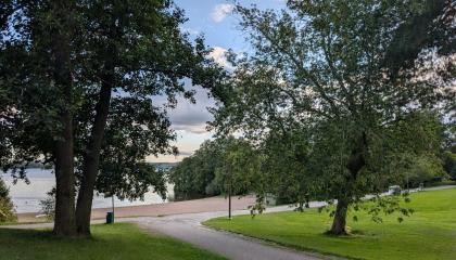 Soritettu polku, joka johtaa Atlaspuiston hiekkarannalle.