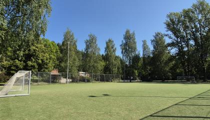 Jaakonmäenpuiston kentällä on vihreä tekonurmi.