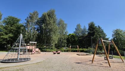 Jaakonmäenpuiston pieni leikkipaikka.