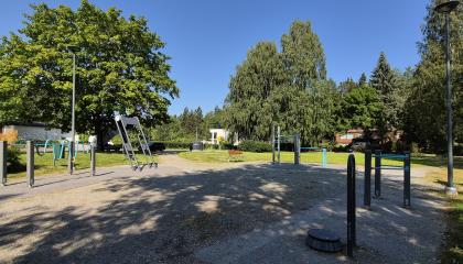 Ulkokuntosalin laitteita Jaakonmäenpuistossa.