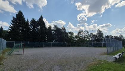 Jukonlanpuiston sorapohjainen pelikenttä.