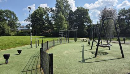 Kuntoiluvälineitä leikkipaikan vieressä Jukonlanpuistossa.