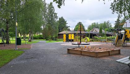 Juvelanpuiston leikkipaikka kokonaisuudessaan.