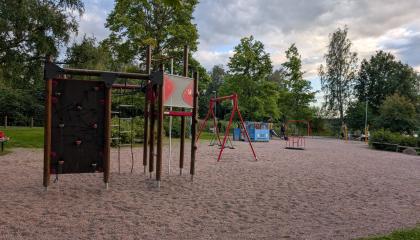 Lorisevanpuiston leikkipaikan välineitä.